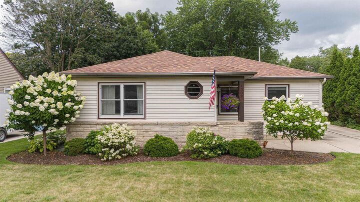 Property Photo:  1309 Hawthorne Avenue  WI 53545 