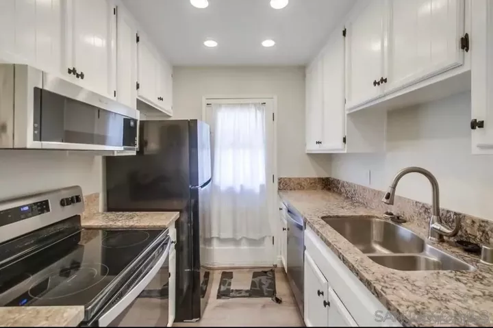 Property Photo: 12115 Wintergreen Dr 4 CA 92040