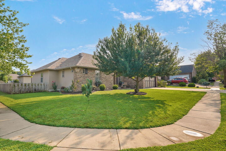 Property Photo: 610 E Katella Circle MO 65714