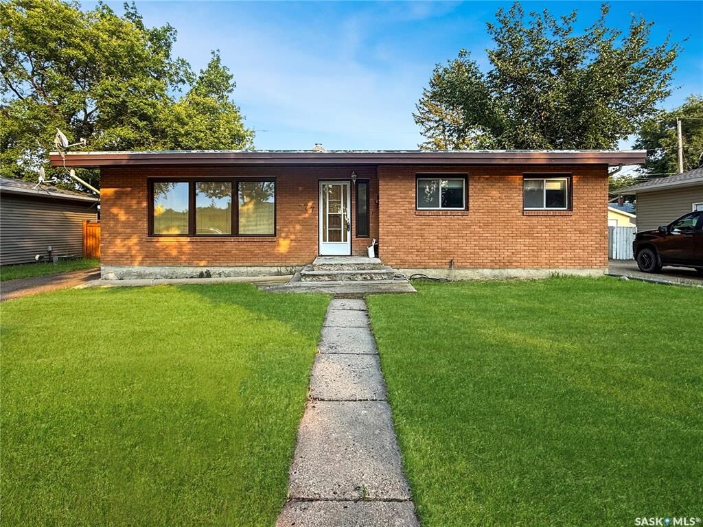 Property Photo: 477 3rd Avenue SE SK S9H 3K9