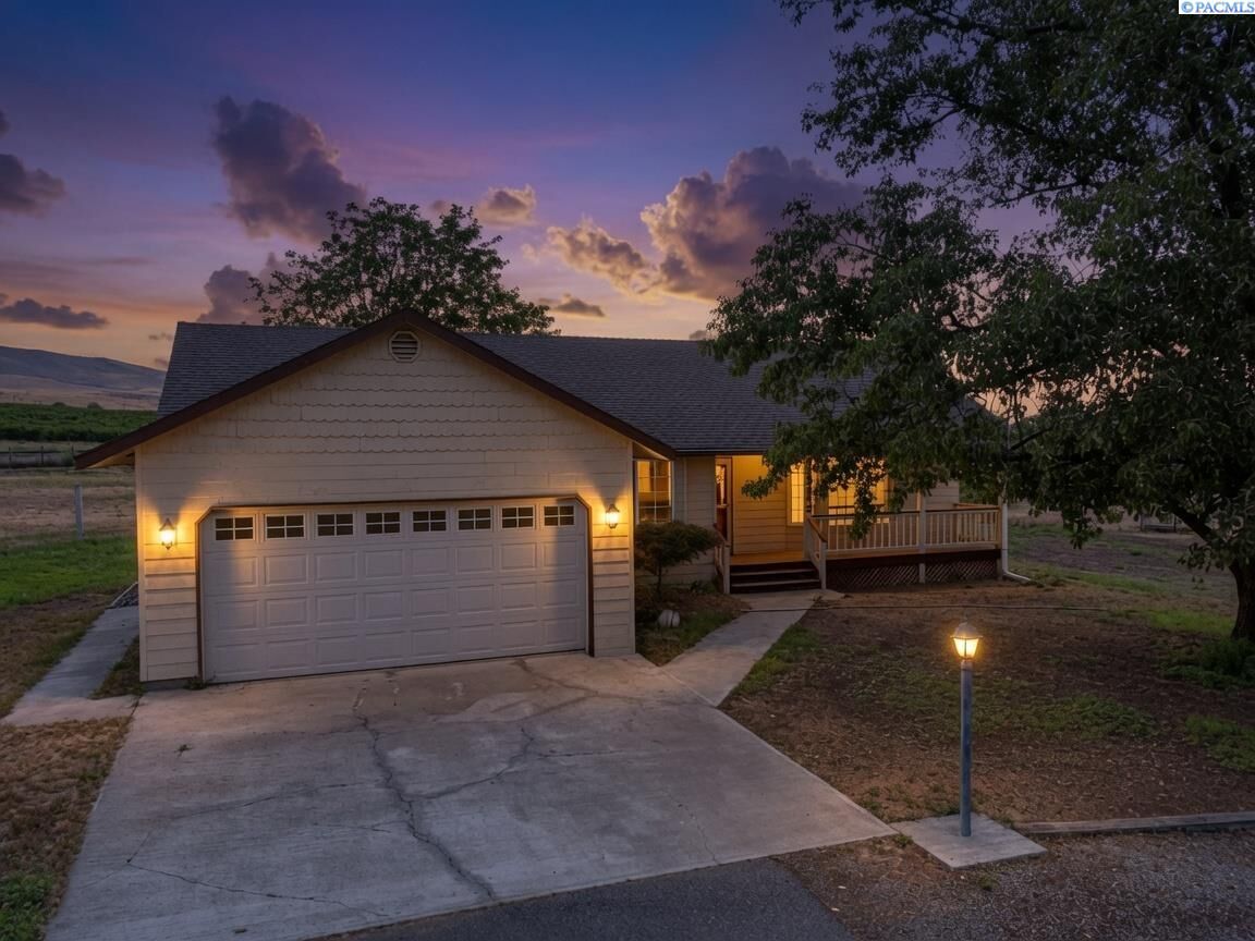 Property Photo:  19902 S 1745 Prsw  WA 99350 