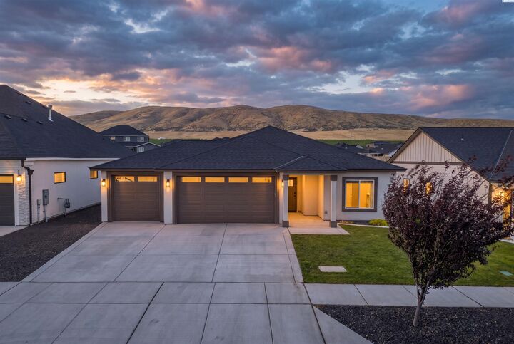Property Photo: 3902 Barbera St WA 99352