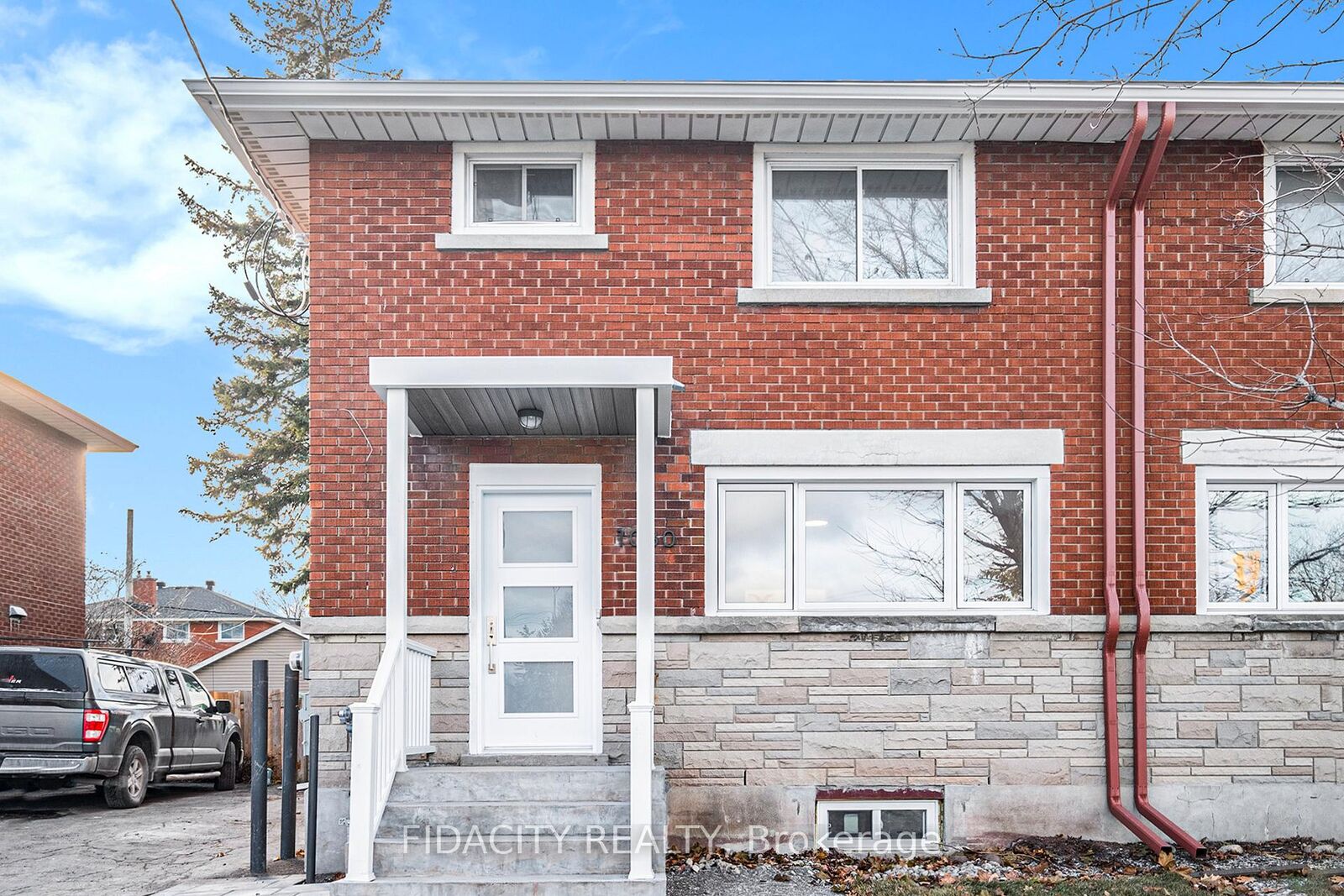 Property Photo: 1030 Maitland Avenue ON K2C 2B6