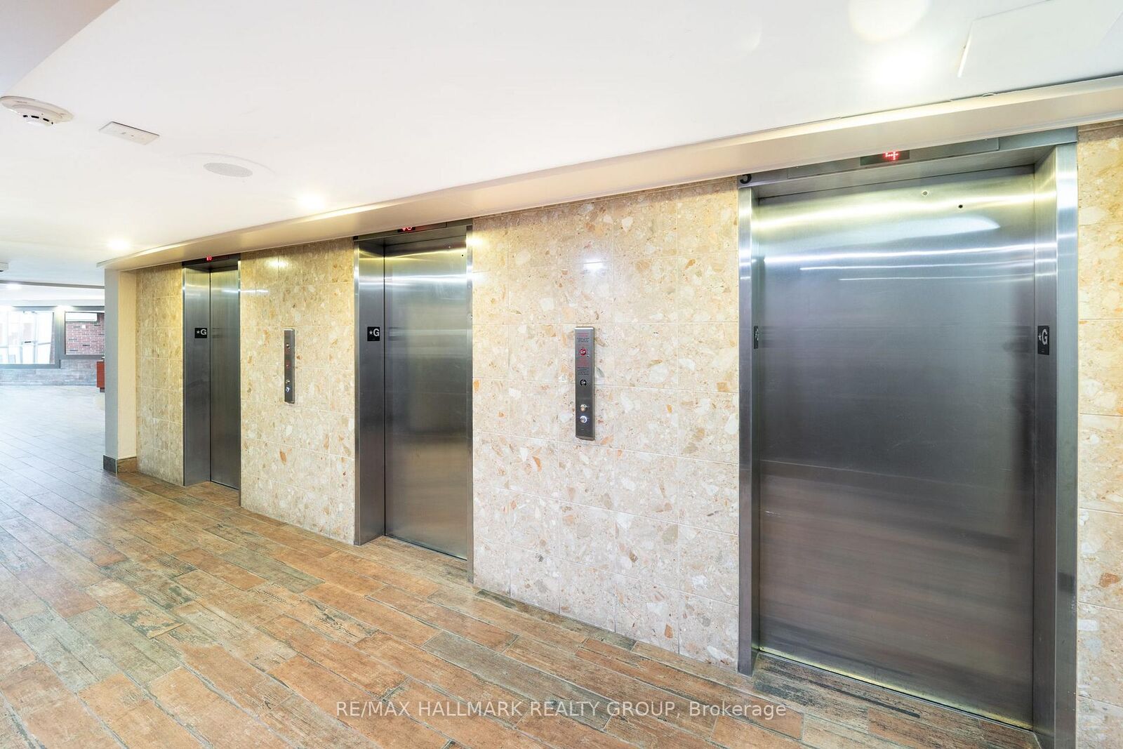 Property Photo:  20 Chesterton Drive 906  ON K2E 6Z7 