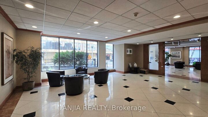 Property Photo: 633 Bay Street 912 ON M5G 2G4