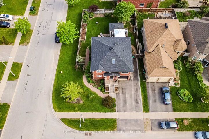 Property Photo: 2 Hewitt Place ON L4M 7B4
