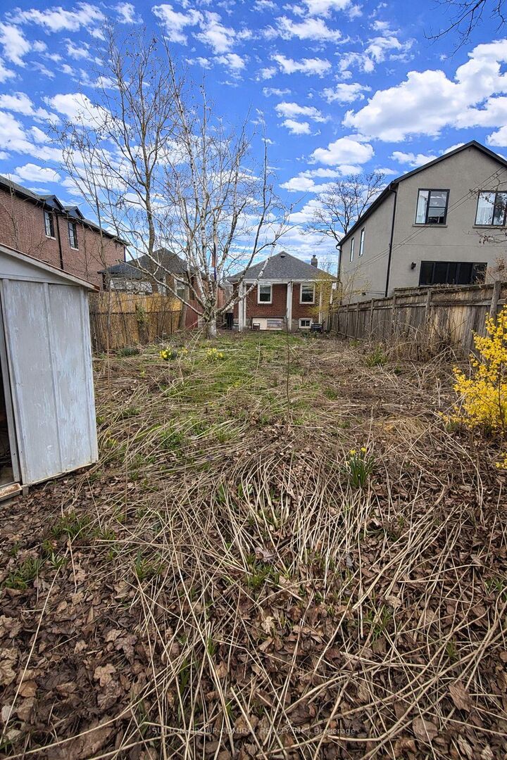Property Photo: 368 Winnett Avenue ON M6C 3M1