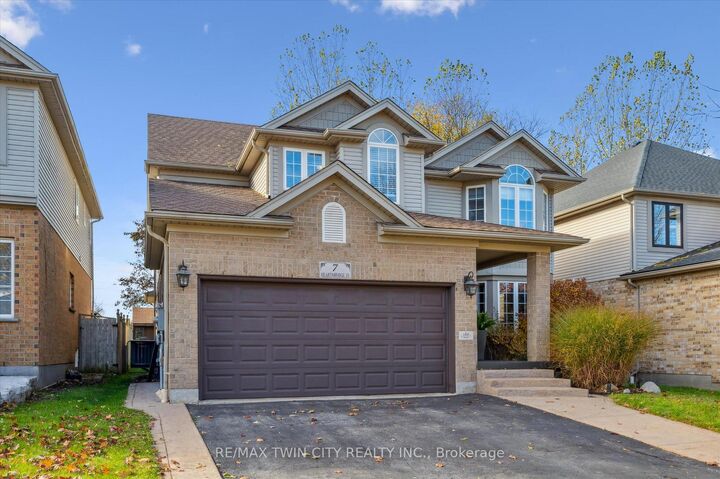 Property Photo: 7 Hearthbridge Street ON N2R 1L5