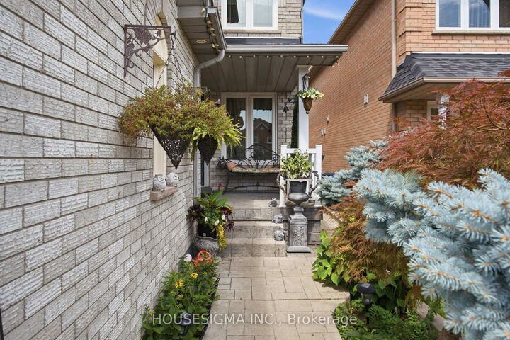 Property Photo:  902 Applecroft Circle  ON L5V 2A7 