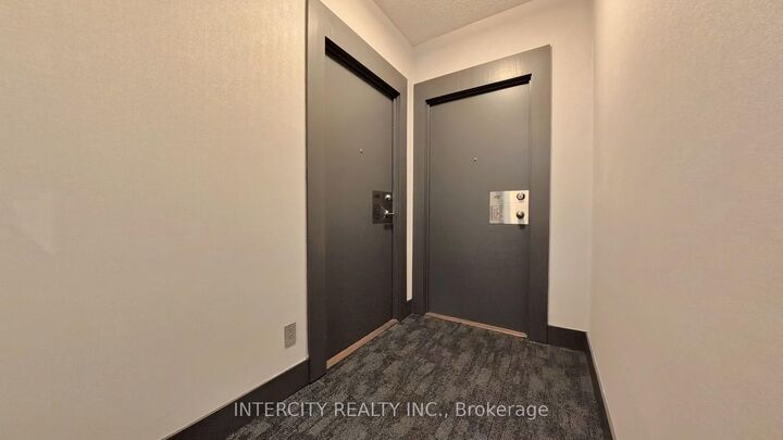 Property Photo: 4070 Confederation Parkway 1009 ON L5B 0E9