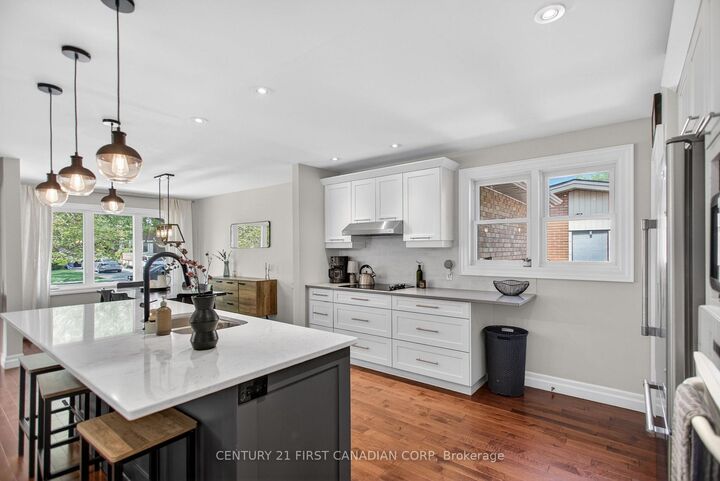 Property Photo:  681 Brant Street  ON N5Y 3M9 