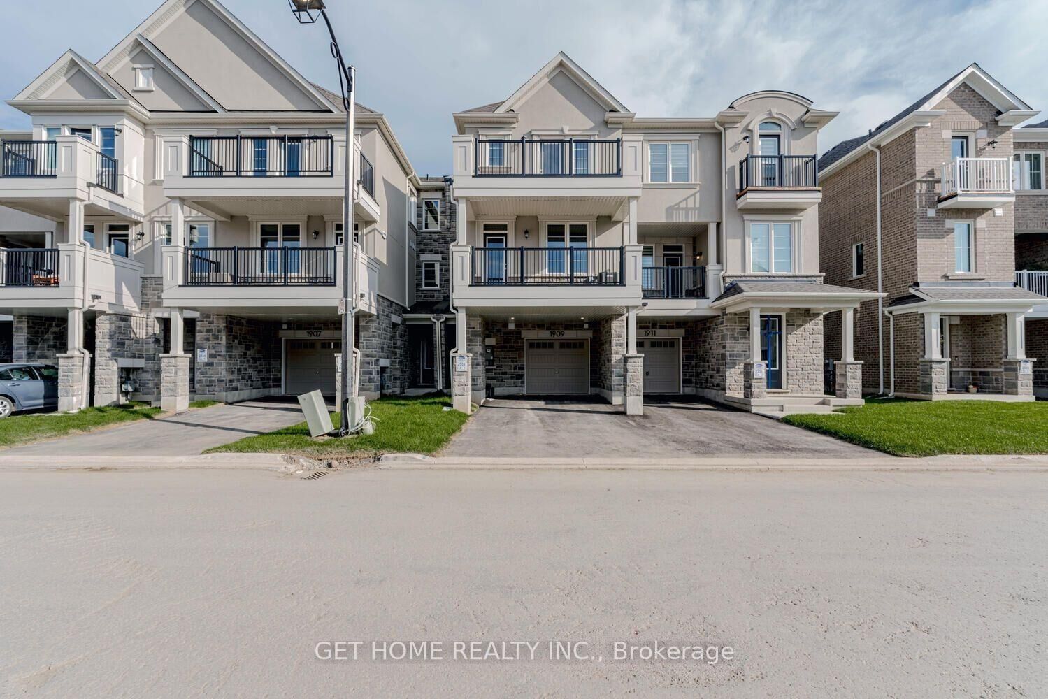 Property Photo: 1909 Thames Circle ON L9E 1Y9