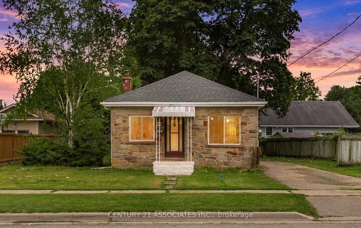 Property Photo:  48 King Street  ON L7G 2G4 