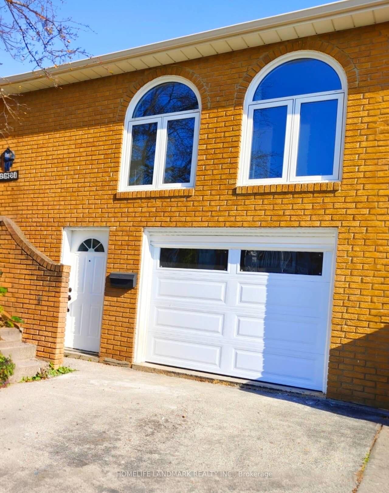 Property Photo:  2527 Kingsberry Crescent Lower  ON L5B 2K7 