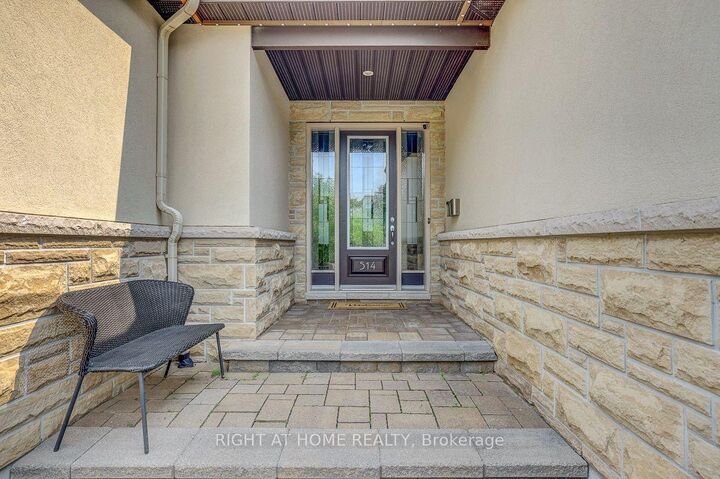 Property Photo: 514 Landswood Way ON K2S 0A5