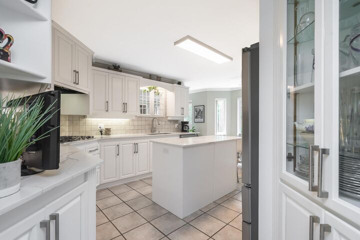 Property Photo: 14934 Thrift Avenue 201 BC V4B 2J9