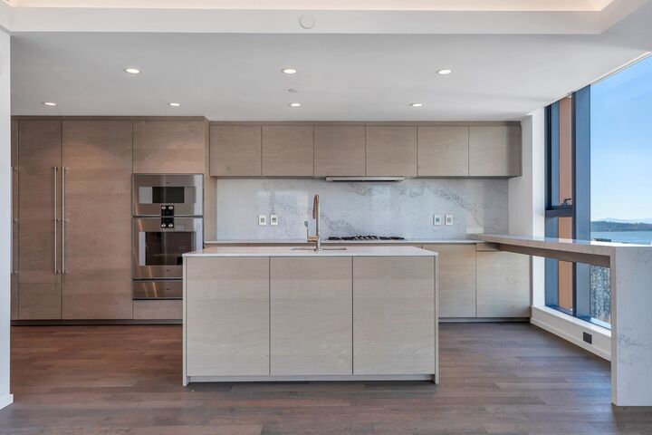 Property Photo: 1482 Robson Street 2402 BC V6G 0E4
