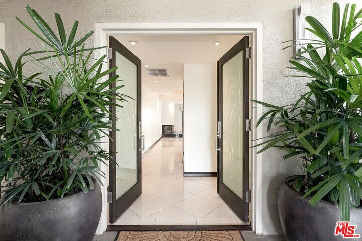 Property Photo: 801 Ocean Ave, Unit 206 CA 90403