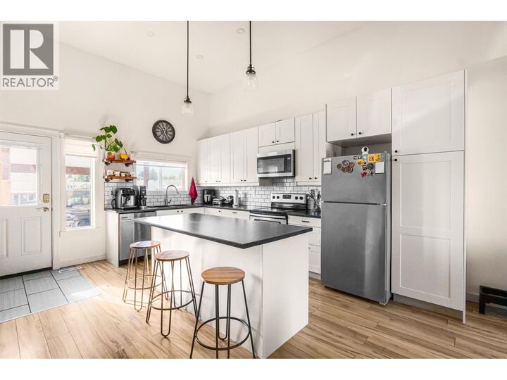 Property Photo:  20 Clifford Street 2  BC V8C 1B4 