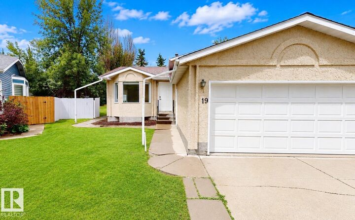 Property Photo:  19 Darlington Bay  AB T8H 1P4 
