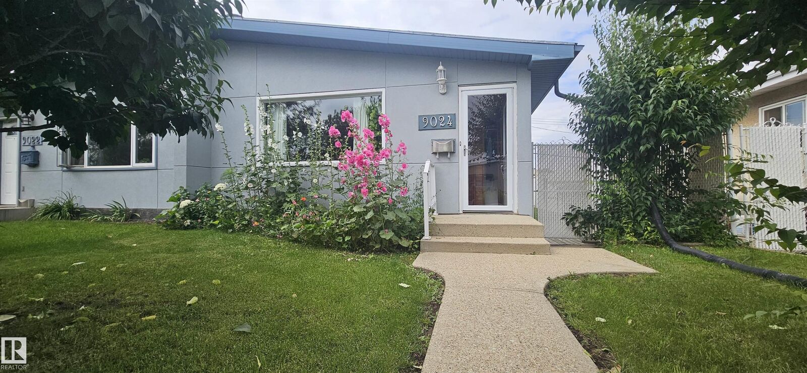 Property Photo:  9024 60 Street NW  AB T6B 1M8 