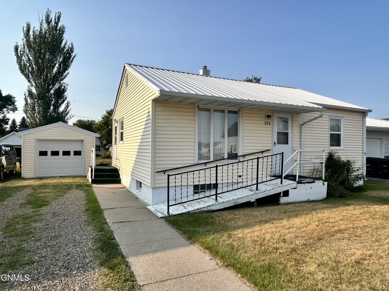 Property Photo:  206 Roosevelt Avenue  ND 58576 