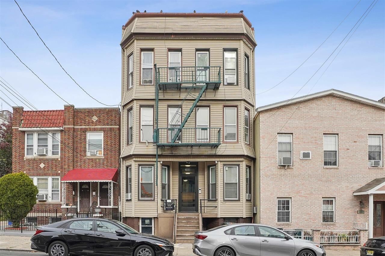 Property Photo:  198 Griffith St 1L  NJ 07307 