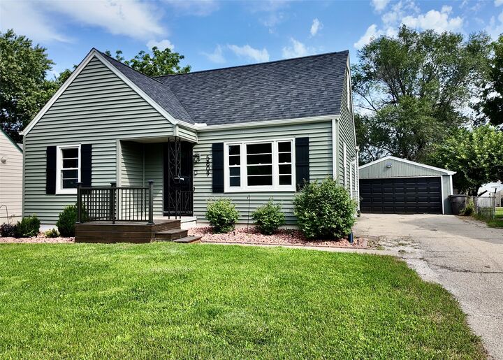 Property Photo:  5809 New York Avenue  IA 50322 
