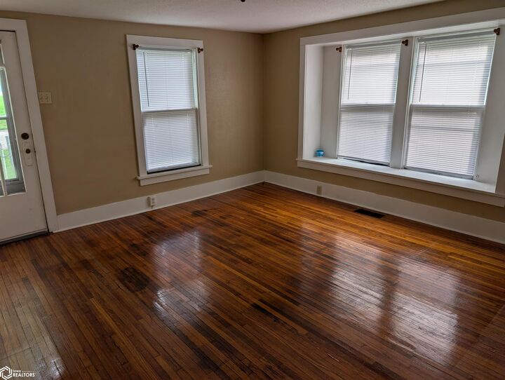 Property Photo:  412 Pine Street  IA 52601 