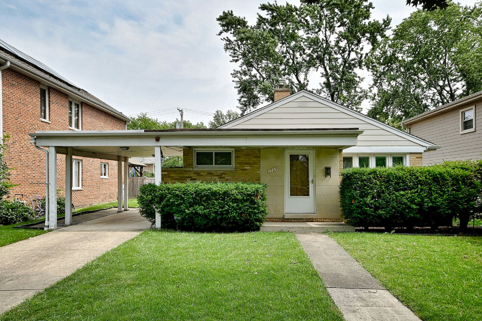 Property Photo: 1705 S Ashland Avenue IL 60068