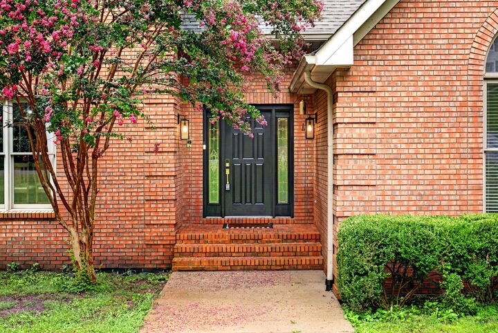 Property Photo:  1604 Deerfield Dr  TN 37043 