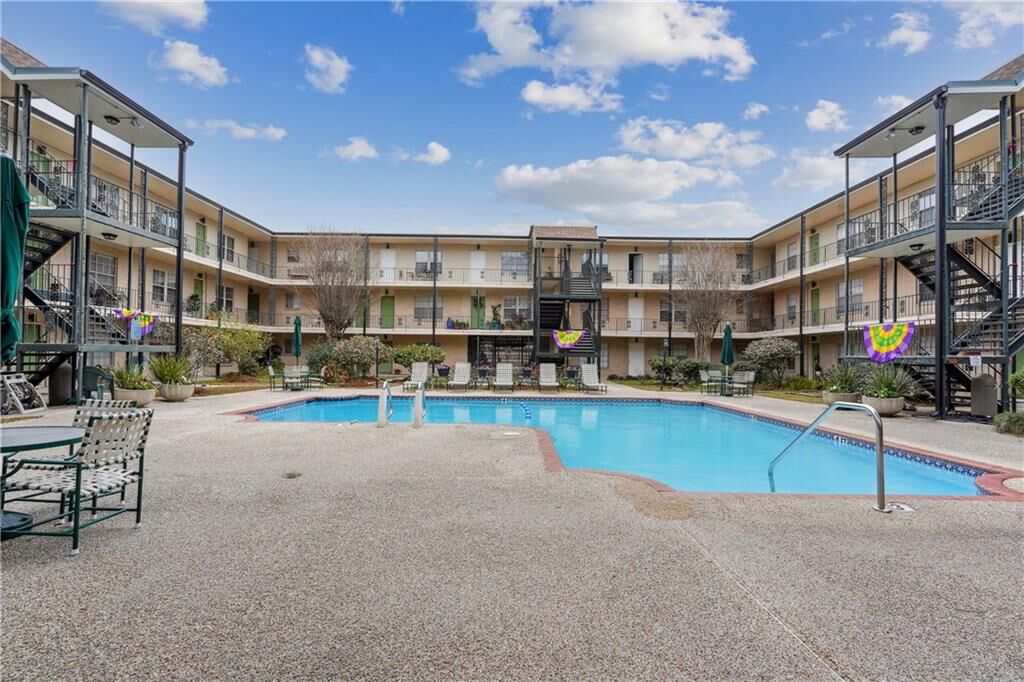 Property Photo: 2716 Whitney Place 425 LA 70002