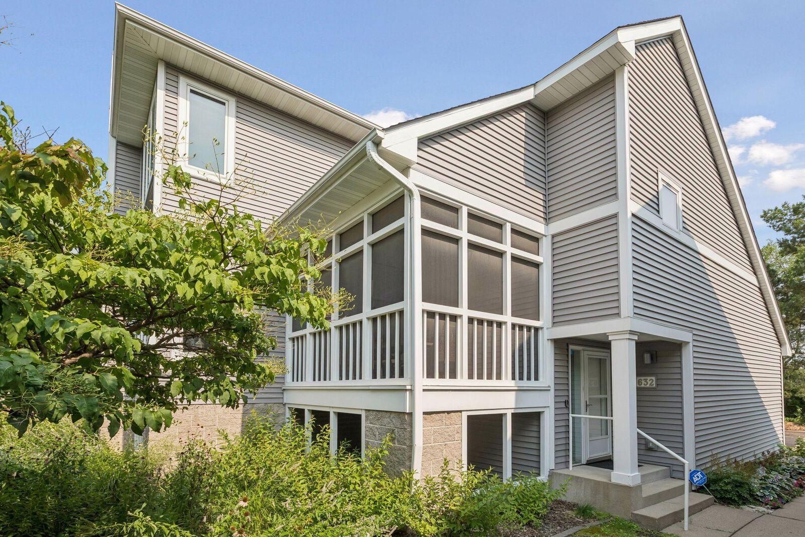Property Photo:  632 3rd Avenue NE  MN 55413 