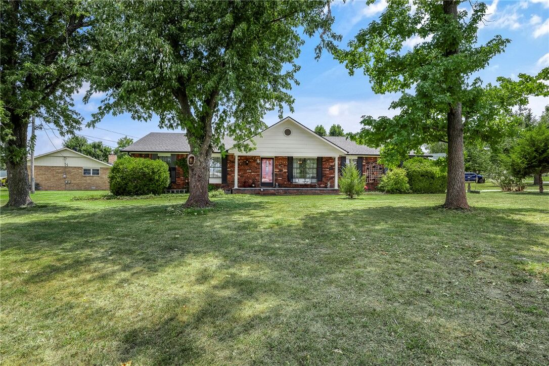 Property Photo:  901 S 12th Place  AR 72756 
