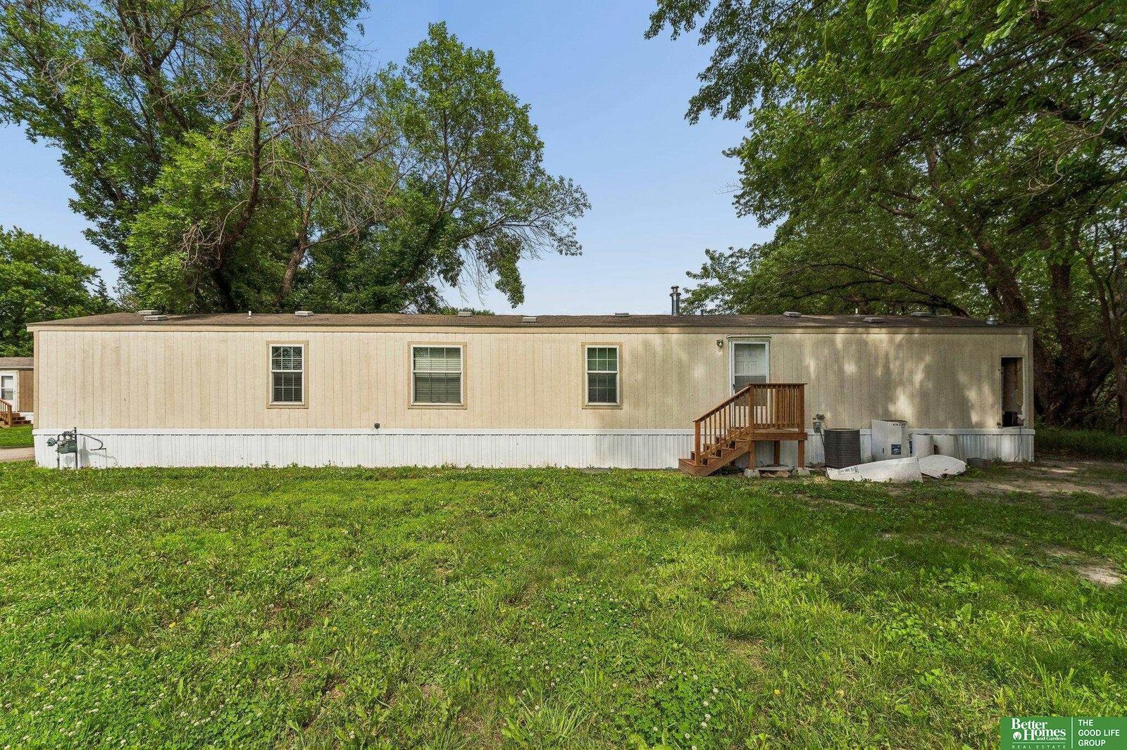 Property Photo: 1075 W 8th Street 17 NE 68649