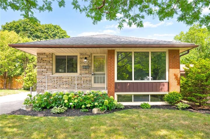 6 Robroy Court — photo 1
