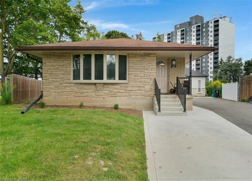 Property Photo:  67 Kimberly Crescent Upper  ON N2E 1C8 
