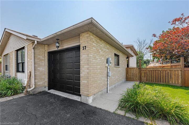 Property Photo:  37 Sandalwood Drive  ON N1P 1A9 