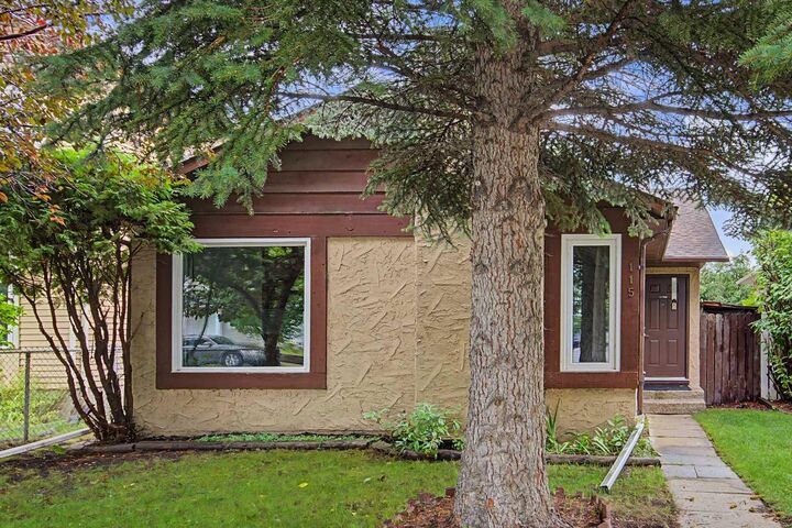 Property Photo:  115 McKenna Crescent SE  AB T2Y 1Y2 