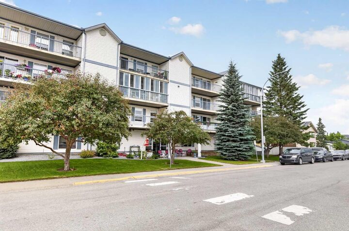Property Photo: 4514 54 Avenue 404 AB T4H 1W5