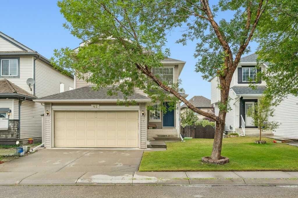 Property Photo: 42 Douglas Glen Circle SE AB T2Z 3T3