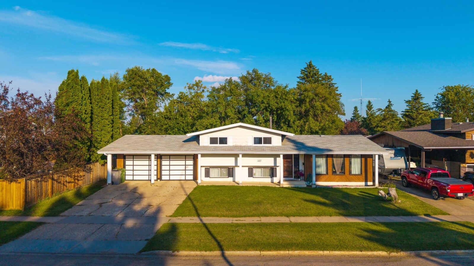 Property Photo: 3007 52 Avenue AB T9V 1P4