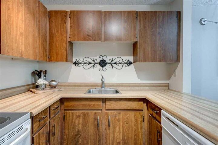 Property Photo: 70 Glamis Drive SW 2135 AB T3E 6T6