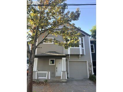 Property Photo:  550 NE Knott St  OR 97212 