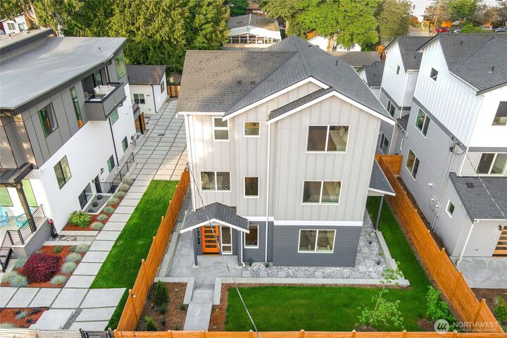 Property Photo: 10702 Linden Avenue N WA 98133