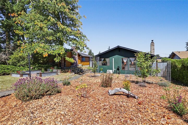 Property Photo:  823 W 15th Street  WA 98363 