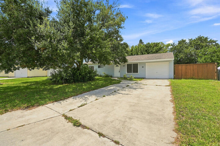 Property Photo:  484 SW Eastport Circle  FL 34953 