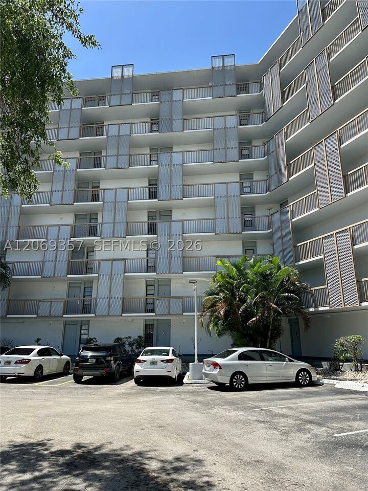 Property Photo:  3401 N Country Club Dr Ei-216  FL 33180 