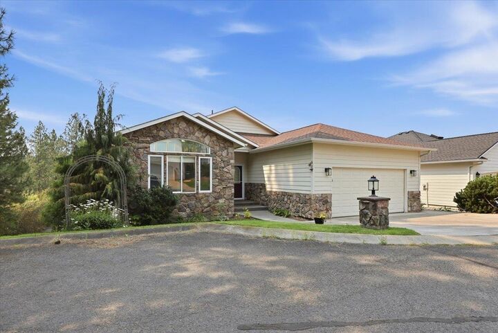 Property Photo: 2120 E Turnberry Ln WA 99223