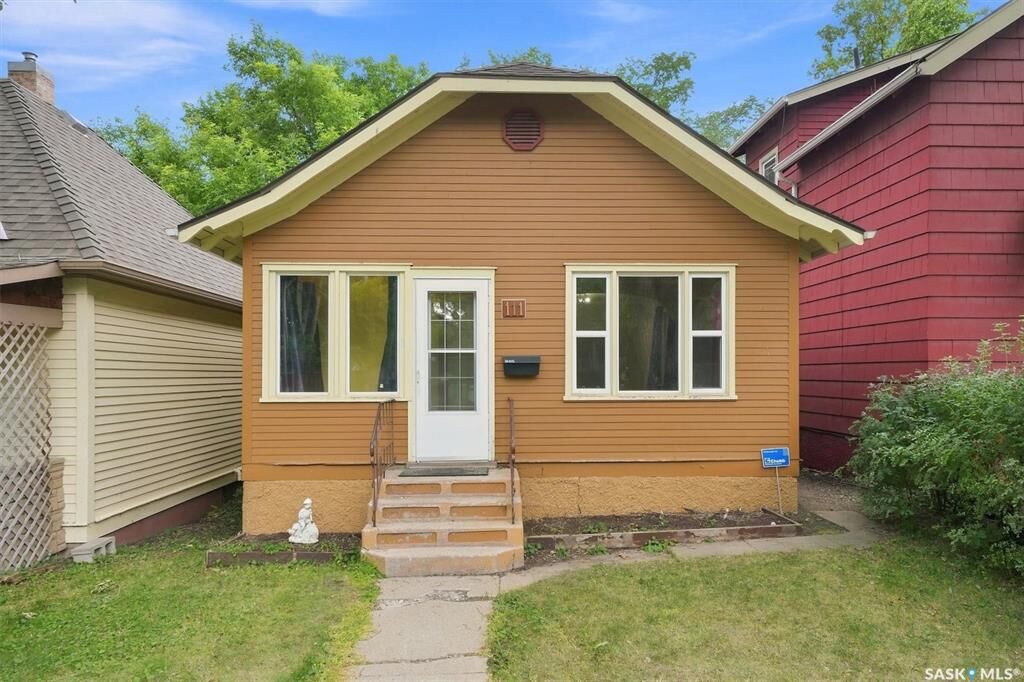Property Photo:  111 9th Street E  SK S7N 0A1 